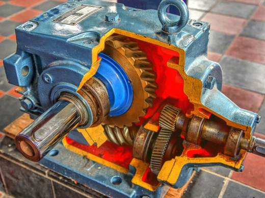 Why can't other oils replace gear oil?